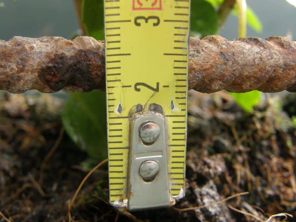La motte se trouve à 2 cm sous le bord haut de la jardinière